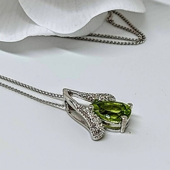 Natural Peridot 9x6mm & Cz 14K White Gold‎ Plate 925 Sterling Silver Necklace - Picture 8 of 8